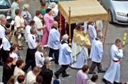 Alejami Jana Pawła II przeszła procesja wiernych z trzech parafii.