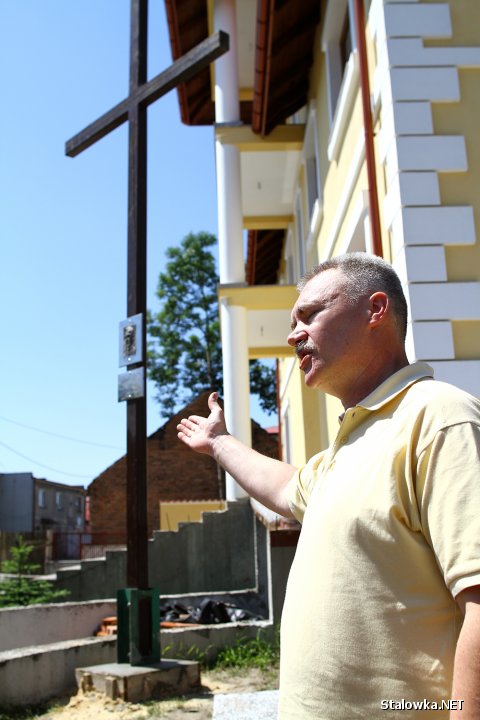 Krzyż z Kokoszej Górki został przeniesiony na prywatną posesję w Zaklikowie. Na zdjęciu Czesław Obara, który zdecydował przenieść krzyż na własną rękę.