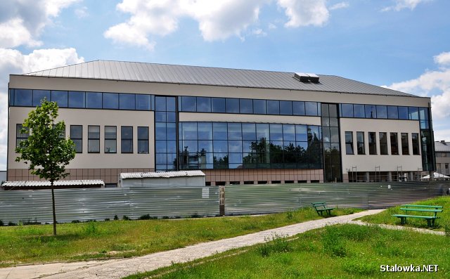 Prace wykończeniowe w Bibliotece Uniwersyteckiej w Stalowej Woli dobiegają końca. Urząd miasta ogłosił przetarg na dostawę, montaż i uruchomienie systemu zabezpieczenia i kontroli zbiorów.