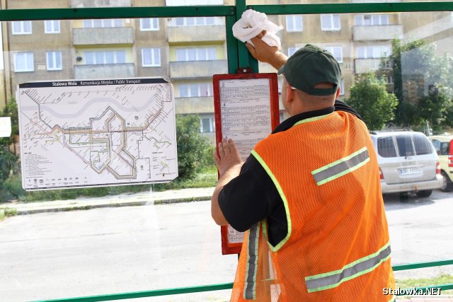 Od rana na terenie Stalowej Woli trwają prace związane z porządkowaniem przystanków komunikacji miejskiej.