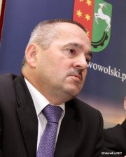 Po prawie sześciu miesiącach przebywania na chorobowym, w minioną środę wręczono wypowiedzenie z pracy dyrektorowi szpitala Edwardowi Surmaczowi.