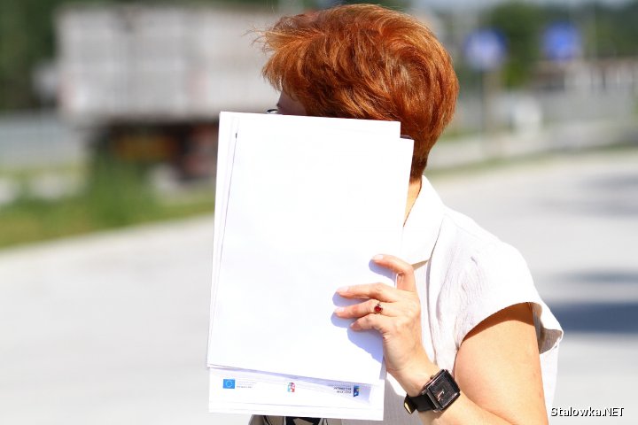 Droga przez hutę łącząca ulicę Grabskiego i Kwiatkowskiego w Stalowej Woli. Na zdjęciu rzecznik prezydenta Stalowej Woli Joanna Szymczyk.