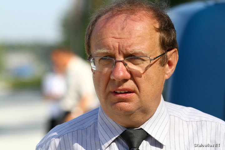 Droga przez hutę łącząca ulicę Grabskiego i Kwiatkowskiego w Stalowej Woli. Na zdjęciu Sylwester Piechota naczelnik Wydziału Gospodarki Komunalnej w Stalowej Woli.