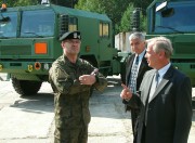 Minister Skrzypczak doskonale zna HSW i jej wyroby. Przebywał w Stalowej Woli także w lipcu 2009 roku, wówczas jako generał broni - dowódca Wojsk Lądowych.