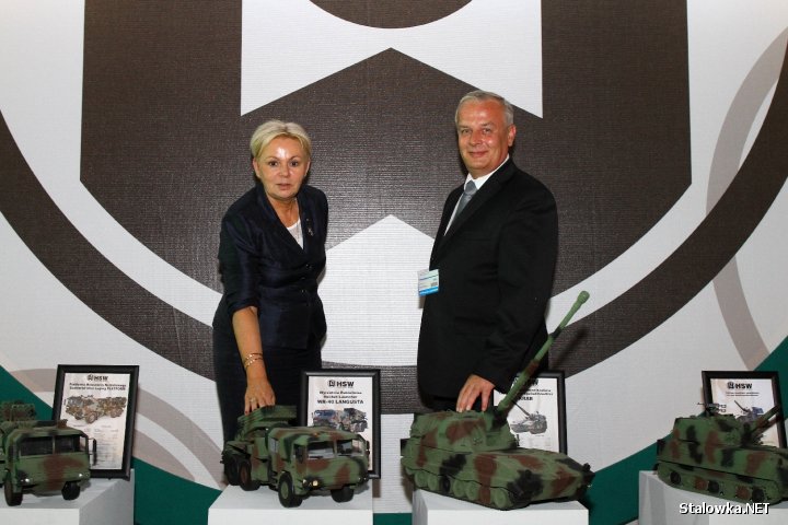 Huta Stalowa Wola na XX Międzynarodowym Salonie Przemysłu Obronnego w Kielcach. Na zdjęciu Poseł RP Krystyna Skowrońska w towarzystwie prezesa generalnego HSW S.A. Krzysztofa Trofiniak.