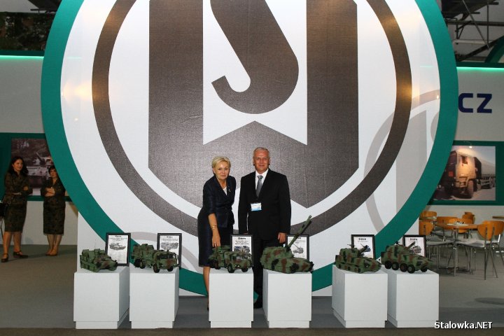 Huta Stalowa Wola na XX Międzynarodowym Salonie Przemysłu Obronnego w Kielcach. Na zdjęciu Poseł RP Krystyna Skowrońska w towarzystwie prezesa generalnego HSW S.A. Krzysztofa Trofiniaka.