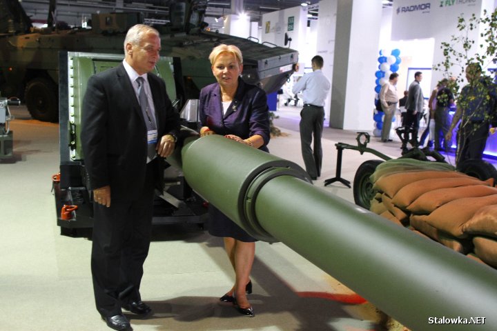 Huta Stalowa Wola na XX Międzynarodowym Salonie Przemysłu Obronnego w Kielcach. Na zdjęciu Poseł RP Krystyna Skowrońska w towarzystwie prezesa generalnego HSW S.A. Krzysztofa Trofiniaka.