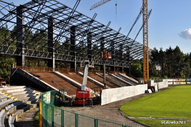 Na stadionie MOSiR dobiegają końca prace związane z wylewaniem betonowej konstrukcji pod siedziska.