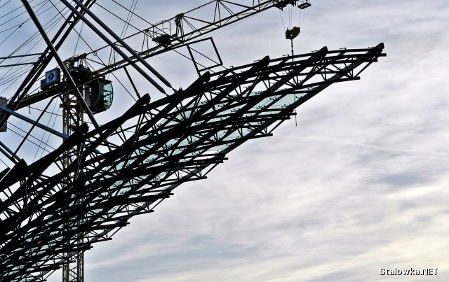 Rozpoczął się montaż dachu trybuny wschodniej przy ul. Hutniczej w Stalowej Woli.