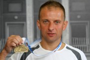 Młodszy kapitan Krzysztof Krawczyk z dumą prezentuje złoty medal, który wywalczył w Rakoniewicach na Ziemi Michała Drzymały.