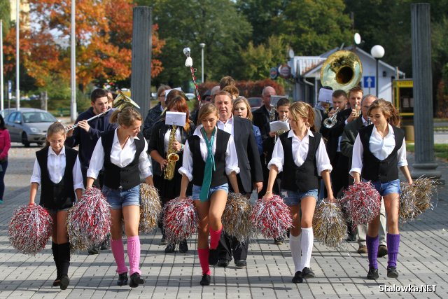 Dziś przemarszem ulicami miasta rozpoczęto projekt pod nazwą Jest w orkiestrach dętych jakaś siła!.