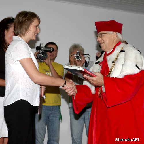 Najlepsi studenci WSE odebrali dyplomy z rąk rektora, prof. dr hab. Jana Chojki.