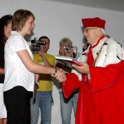 Najlepsi studenci WSE odebrali dyplomy z rąk rektora, prof. dr hab. Jana Chojki.