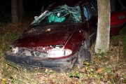 Kierowca na prostym odcinku drogi stracił panowanie nad pojazdem, po czym zjechał do rowu. Dachował zatrzymując się między drzewami.