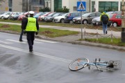 Jak wynika ze wstępnych ustaleń 62-latka jadąc rowerem została potrącona przez samochód osobowy marki opel corsa na rzeszowskich tablicach rejestracyjnych. Policja ustala jak doszło do wypadku.
