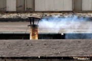 Częstą przyczyną zatrucia tlenkiem węgla jest niesprawna instalacja wentylacyjna, która na zimę przez właścicieli mieszkań jest zaklejana.