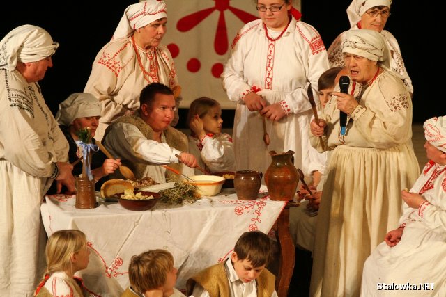 Na scenie zespół Lasowiaczki z Baranowa Sandomierskiego odtworzył przygotowania do wigilii jak i przebieg samej wieczerzy, zgodnie z tradycją, jak za dawnych lat.