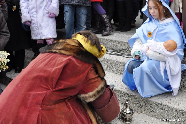 Orszak Trzech Króli w Stalowej Woli. Składanie darów Jezusowi.