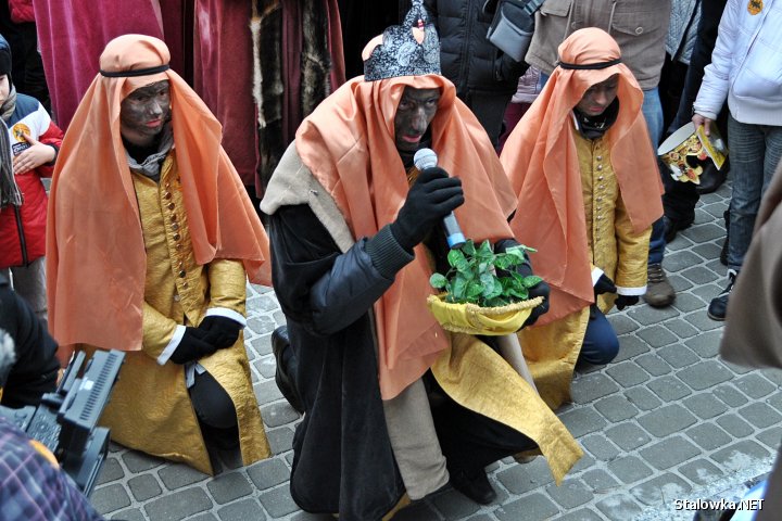 Orszak Trzech Króli w Stalowej Woli. Król Baltazar składa Jezusowi w darze mirrę.