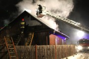 Z pożarem drewnianego domu walczyło dziesięć zastępów straży pożarnej.