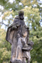 Figurka Feliksa z Cantalice przy klasztorze Braci Mniejszych Kapucynów w Rozwadowie.