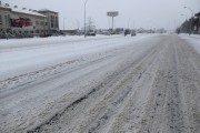 Śnieg zasypał drogi. Kierowcom wskazują drogę rozjeżdżone koleiny.