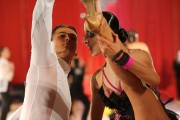 Tancerze zaprezentowali się w tańcach standardowych oraz latynoamerykańskich.
