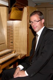 Fredrika Albertssona przy klasztornych organach.