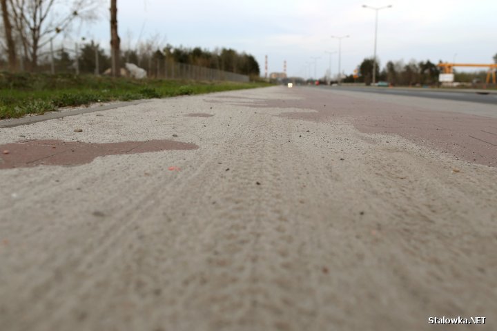 Wiele ścieżek rowerowych w Stalowej Woli należących do miasta i powiatu wciąż jest zasypanych piachem. Wkrótce ma się to zmienić.