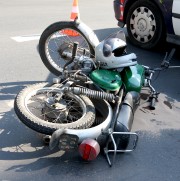 Przyczyny wypadku bada policja. Kierowcę motoroweru przewieziono do szpitala.