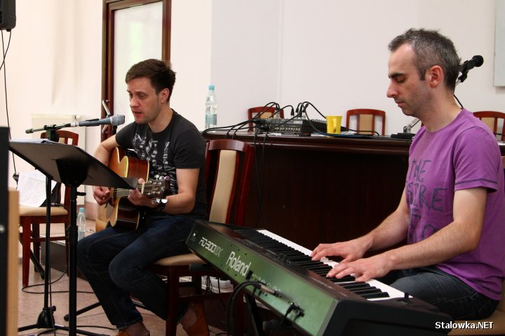 Grzegorz Głuch i Jakub Piotrowski, prowadzący warsztaty z zespołu Gospel Rain.