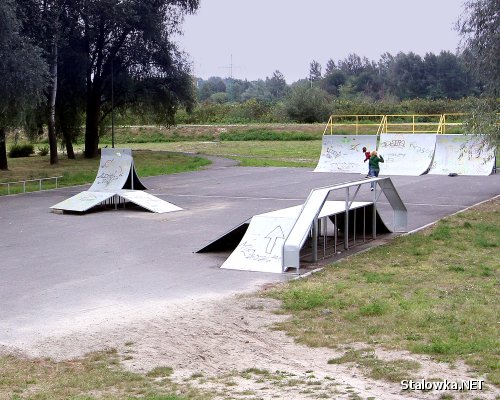 Skatepark przy hali tenisowej.