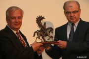 Wiceminister MON Waldemar Skrzypczak, wręczył prezesowi Krzysztofowi Trofiniakowi statuetkę huzara.