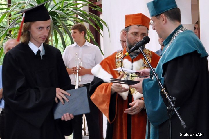 Absolwenci KUL w Stalowej Woli odebrali dziś dyplomy magisterskie.