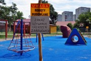Na osiedlu administrowanym przez SM w Stalowej Woli, przy ul. Poniatowskiego powstaje nowoczesny plac zabaw.