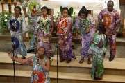 Oprócz śpiewu publiczność podziwiała także ich tańce, z pięciu krajów i niezliczonej ilości grup etnicznych. Całość dopełniły oryginalne stroje, makijaże i afrykańskie fryzury.
