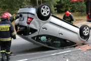 W wyniku wypadku mercedes dachował na środku drogi.
