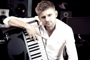 Jacek Tarkowski jest producentem muzycznym, dyrygentem i muzykiem.
