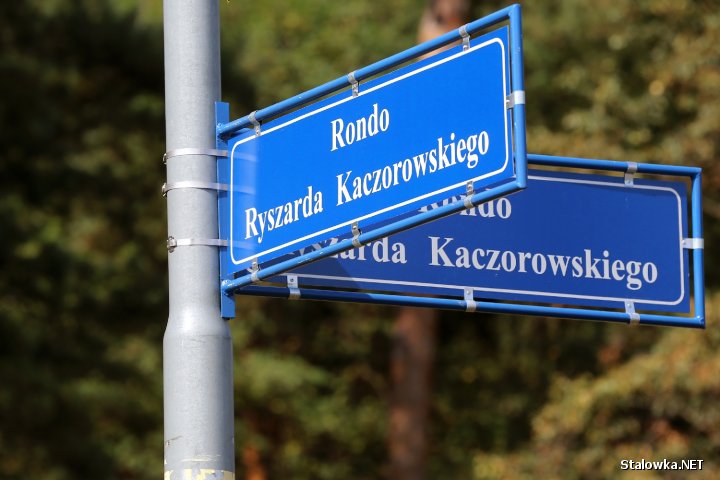 Rondo Ryszarda Kaczorowskiego oznaczono tuż przy zbiegu ulic Hutniczej i Kwiatkowskiego.