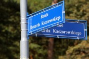 Rondo Ryszarda Kaczorowskiego oznaczono tuż przy zbiegu ulic Hutniczej i Kwiatkowskiego.