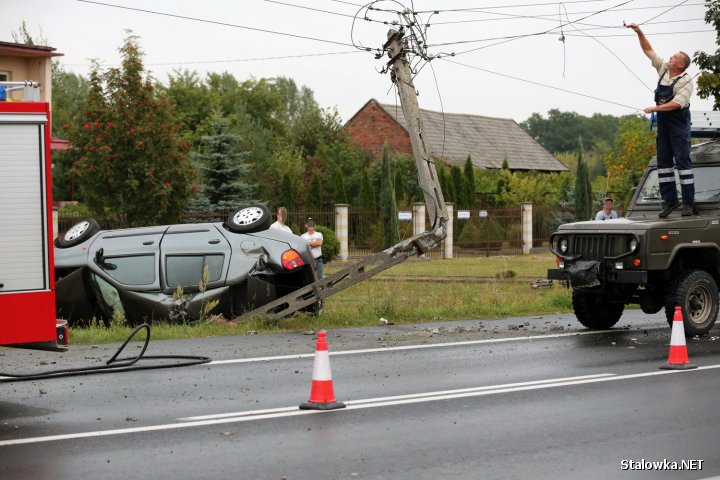 Z niewyjaśnionych przyczyn pojazd zjechał na pobocze, po czym uderzył w przydrożny słup energetyczny.