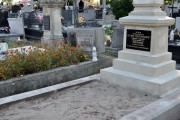 Widoczne są już pierwsze efekty renowacji nagrobka powstańca styczniowego ks. Jana Leszczyńskiego na cmentarzu w Rozwadowie. Na remont czeka wiele innych cennych zabytków. Wkrótce ruszy kolejna zbiórka na ten cel.