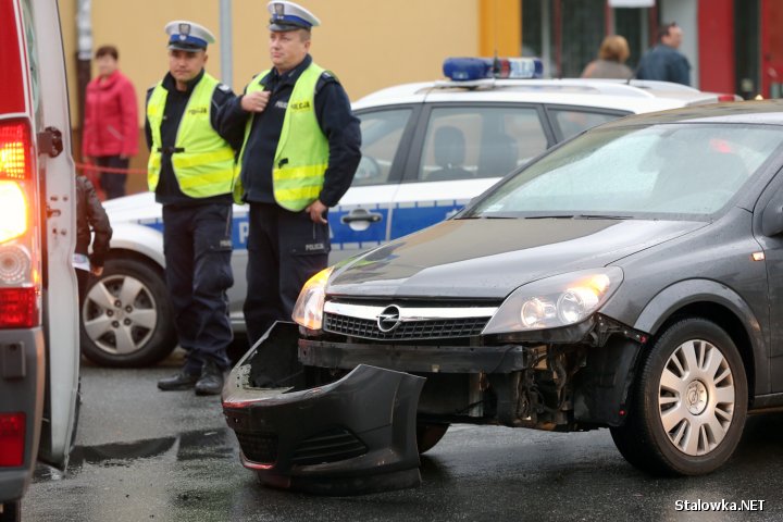 Do zdarzenia doszło na ulicy Popiełuszki w ciągu drogi powiatowej. Na miejsce przybył patrol policji. W jednym z pojazdów znajdowała się dwójka małych dzieci.