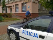 Policjanci ze stalowowolskiej grupy dochodzeniowo-śledczej pracują na miejscu włamania do apteki przy ul. Hutniczej w Stalowej Woli.