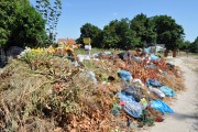 Miasto chce zniechęcić bywalców cmentarza w Rozwadowie do podrzucania śmieci na swojej działce, w miejscu zakazu wyrzucania odpadów innych niż szkło i plastik.