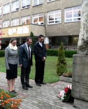 Inicjatywa powstania pomnika zrodziła się 11 listopada 1981 roku podczas uroczystości nadania szkole imienia płk Stanisława Dąbka.