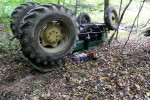 Przy pomocy strażackiego dźwigu HDS traktor zostanie podniesiony a następnie postawiony na kołach.
