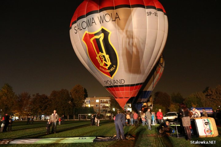 Piątkowe starty zwieńczył wieczorny pokaz balonowej iluminacji na płycie bocznej boiska przy ulicy Hutniczej.