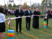 Obiekt składa się z boiska do gry w piłkę nożną ze sztuczną trawą oraz boiska wielofunkcyjnego do siatkówki i koszykówki.
