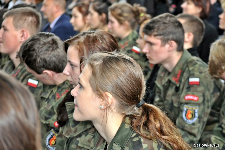 Jubileusz 75-lecia istnienia ZSP nr 1 w Stalowej Woli był okazją do pasowania pierwszoklasistów na uczniów szkoły.